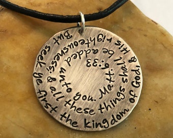 Matthäus 6:33 Halskette handgestempelt ~ Bibelvers Halskette ~ Schrift Halskette ~ Große große runde 1 1/4" Sterling Silber, Ganzer Vers Custom
