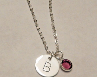 Handstämplat halsband i sterlingsilver med initialer, Swarovski-födelsesten