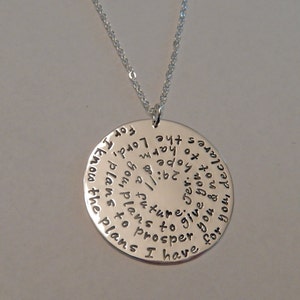 Jeremia 29:11 Halskette handgestempelt ~ Bibelvers Halskette ~ Schrift Halskette ~ Runde extra große 1 1/2&quot; Sterling Silber Ganze Vers