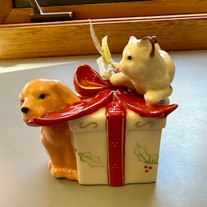 Collectible AVON 2006 dog and cat with gift box Christmas ornament
