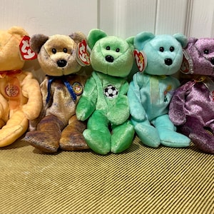 Collectible TY beanie babies. Beanie babies: Sunny, Ariel, Kicks, Clubby III, 2000 signature bear.