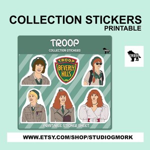 Könnte beinhalten: Ein druckbarer Aufkleberbogen mit sechs Illustrationen, inspiriert von Troop Beverly Hills. Der Bogen enthält Figuren in beigen Uniformen, grünen Baskenmützen und ein schildförmiges Logo mit dem Text TROOP BEVERLY HILLS auf grünem Hintergrund.