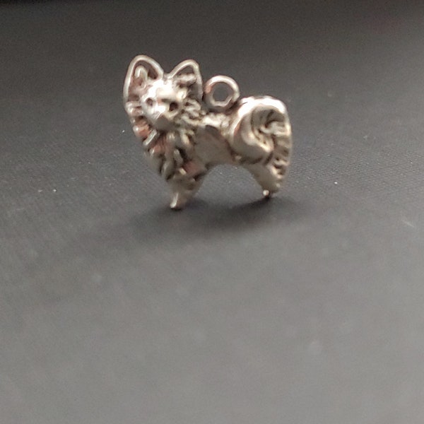 Ciondolo cane Pomerania in argento sterling in edizione limitata che misura 16 mm x 14 mm. Il peso del ciondolo è di 3,79 grammi. Fabbricato negli Usa.