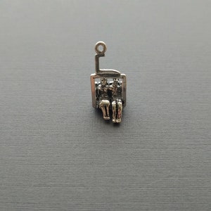 Seggiovia per skilift in argento sterling in edizione limitata con ciondolo a forma di coppia che misura 17 mm x 10 mm. Il peso del ciondolo è di 2,41 grammi.  Fabbricato negli Usa.