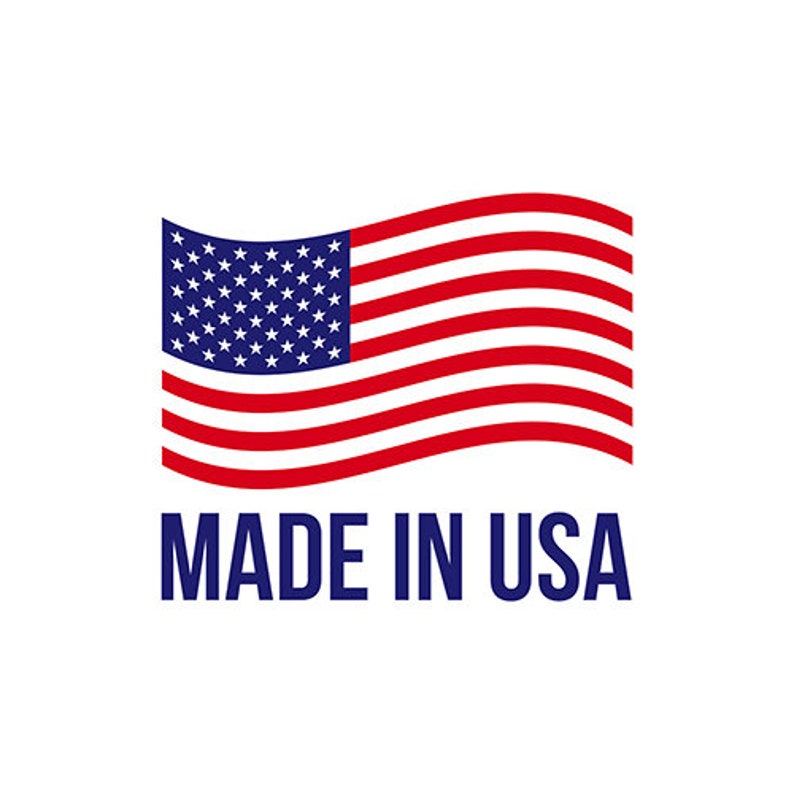 Puede incluir: Una bandera estadounidense roja, blanca y azul con estrellas en un campo azul, ondeando al viento. El texto "MADE IN USA" est&aacute; debajo de la bandera.