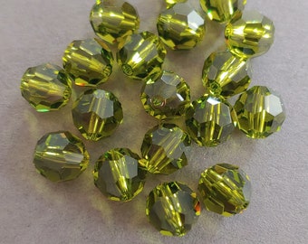 SWAROVSKI #5000 Rundperle 8mm Olivine NonAB (18 Stück). Hergestellt in Österreich.