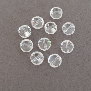 Äkta Swarovski kristall rund platt fasetterad distanspärla 5100 - 6 mm - Kristall (10-pack). Tillverkad i Österrike.
