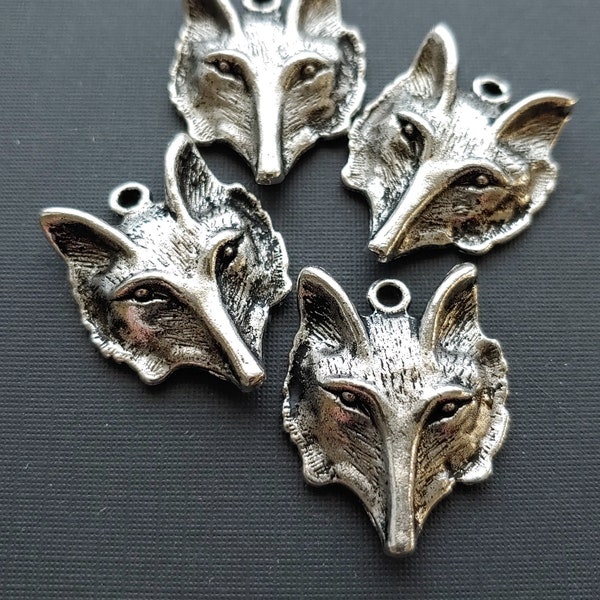 Breloque loup en étain 29 x 23 mm (vendue par lot de 4 uniquement). Charm loup en étain.