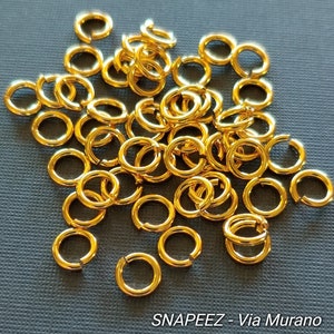 以下が含まれることがあります： ジュエリー作りやクラフトプロジェクトに最適な、50個のゴールドジャンプリングの束。これらのリングは、直径約6mmです。