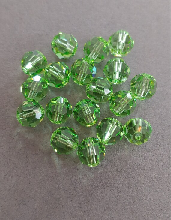 SWAROVSKI #5000 Round Bead 8mm Peridot Nonab (18 Pieces). Made in 