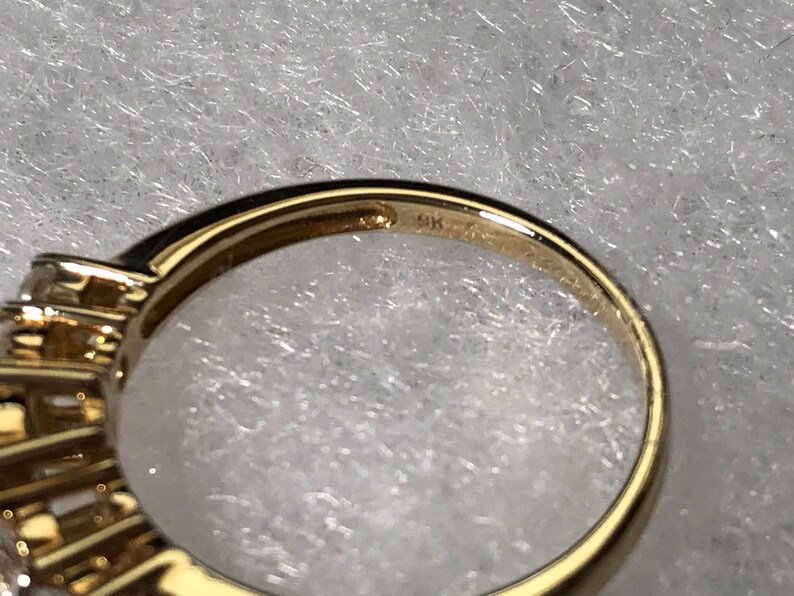 9kt Yellow Gold Blue /& White Zircon Ring sz 7