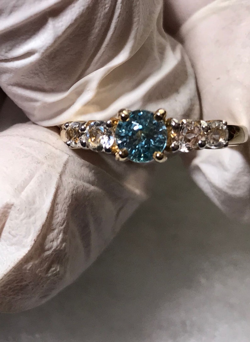 9kt Yellow Gold Blue /& White Zircon Ring sz 7