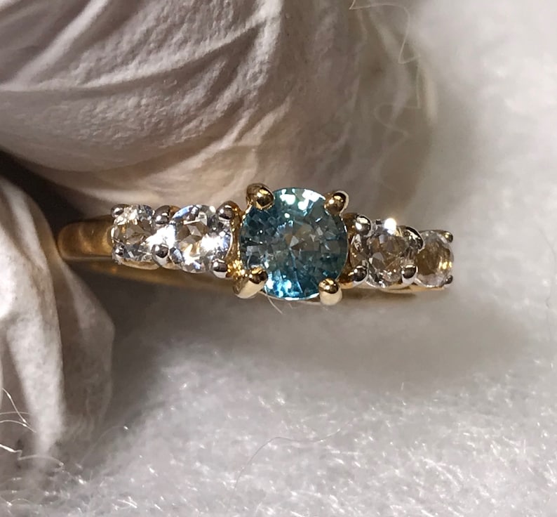 9kt Yellow Gold Blue /& White Zircon Ring sz 7