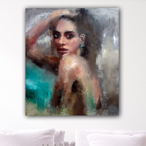 Puede incluir: Una pintura de una mujer con el pelo largo y oscuro, que lleva un pendiente turquesa. Ella est&aacute; mirando directamente al espectador con una expresi&oacute;n suave. El fondo es una mezcla de tonos grises y azules.