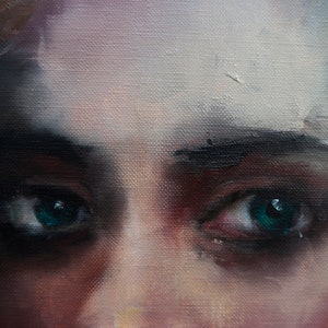 Puede incluir: Primer plano de una pintura de los ojos de una persona. Los ojos son de un color verde intenso y est&aacute;n rodeados de pesta&ntilde;as oscuras. La piel de la persona est&aacute; pintada en un tono suave y apagado.