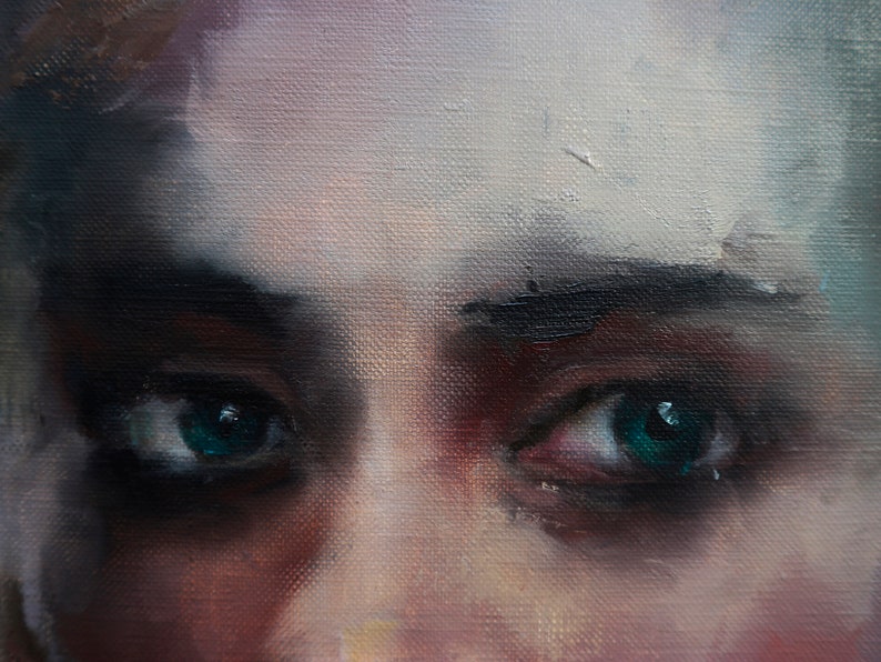 Puede incluir: Primer plano de una pintura de los ojos de una persona. Los ojos son de un color verde intenso y est&aacute;n rodeados de pesta&ntilde;as oscuras. La piel de la persona est&aacute; pintada en un tono suave y apagado.