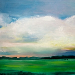 Puede incluir: Pintura al óleo que representa un paisaje con un campo verde vibrante, una línea de árboles oscuros y un cielo lleno de grandes y esponjosas nubes blancas. El cielo transita del azul a un suave amarillo y rosa cerca del horizonte.