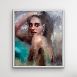 Puede incluir: Una pintura de una mujer con el pelo largo y casta&ntilde;o, que lleva un pendiente turquesa. La mujer mira al espectador con una expresi&oacute;n suave. El fondo es una mezcla de tonos grises y azules.