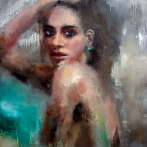 Puede incluir: Una pintura de una mujer con el pelo largo y oscuro, que lleva un pendiente turquesa. La mujer mira directamente al espectador con una expresi&oacute;n seria. El fondo es una mezcla borrosa de gris, marr&oacute;n y verde.