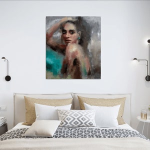 Puede incluir: Una pintura de una mujer con cabello casta&ntilde;o y un pendiente turquesa. La mujer lleva un vestido marr&oacute;n y mira al espectador. El fondo es un dise&ntilde;o abstracto gris y azul.