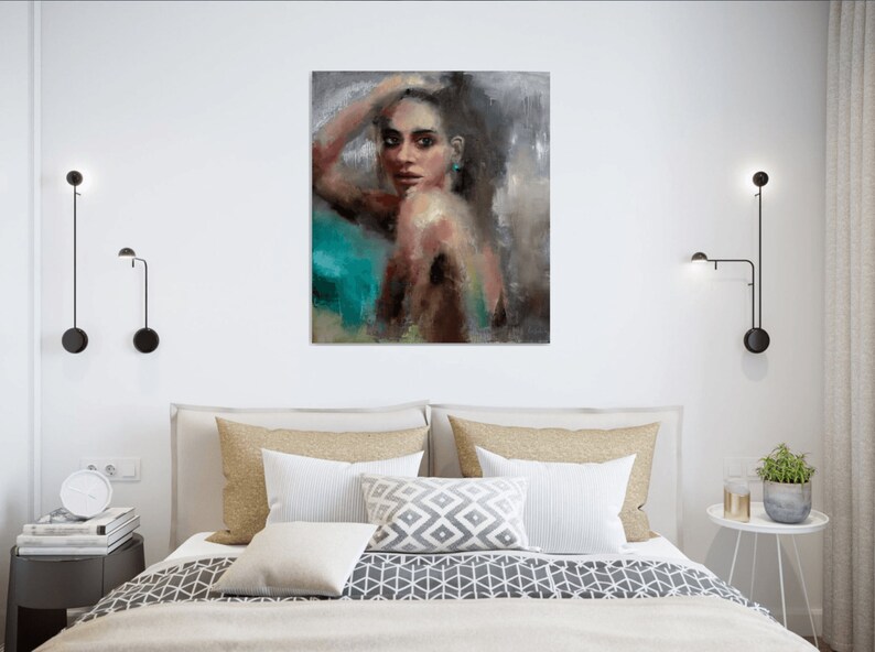 Puede incluir: Una pintura de una mujer con cabello casta&ntilde;o y un pendiente turquesa. La mujer lleva un vestido marr&oacute;n y mira al espectador. El fondo es un dise&ntilde;o abstracto gris y azul.