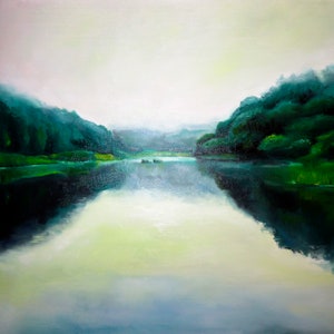 Puede incluir: Una pintura que representa un lago tranquilo con árboles verdes que bordean cada orilla. El agua está tranquila y refleja los árboles y el cielo arriba. El cielo es de un azul claro, mientras que los árboles son de un verde oscuro. La pintura está realizada en un estilo realista.
