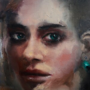 Puede incluir: Un retrato de cerca de una persona con cabello oscuro y ojos verdes. La persona lleva un pendiente turquesa. La pintura est&aacute; realizada en un estilo realista con pinceladas visibles.