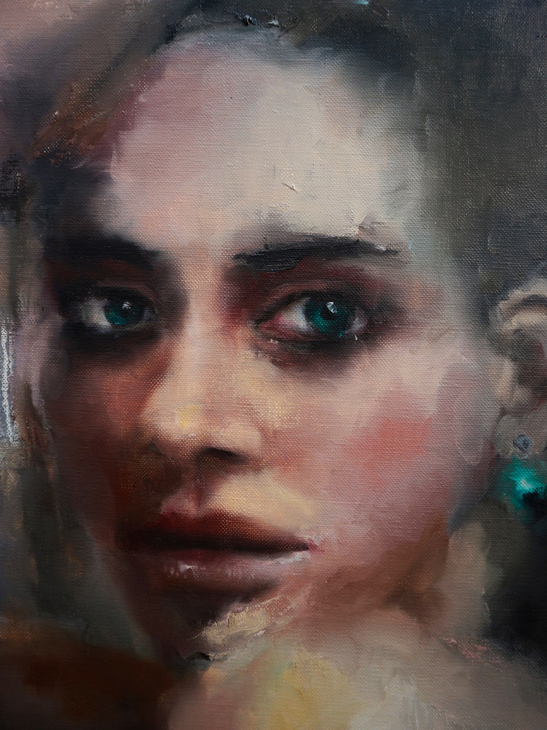Puede incluir: Un retrato de cerca de una persona con cabello oscuro y ojos verdes. La persona lleva un pendiente turquesa. La pintura est&aacute; realizada en un estilo realista con pinceladas visibles.