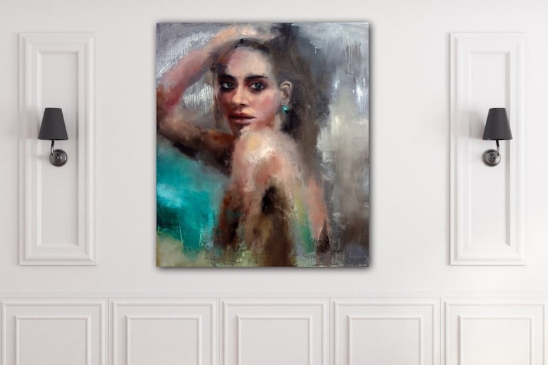 Puede incluir: Una pintura de una mujer con el pelo largo y casta&ntilde;o, que lleva un pendiente turquesa. Ella est&aacute; mirando por encima del hombro con una expresi&oacute;n pensativa. El fondo es una mezcla de gris y azul.