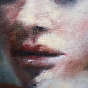 Puede incluir: Primer plano de la cara de una mujer, pintada al &oacute;leo sobre lienzo. El enfoque est&aacute; en los labios, que est&aacute;n pintados en tonos de rojo y rosa. La piel est&aacute; pintada en tonos suaves y apagados.