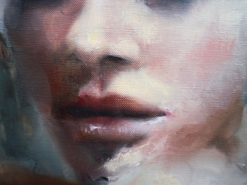 Puede incluir: Primer plano de la cara de una mujer, pintada al &oacute;leo sobre lienzo. El enfoque est&aacute; en los labios, que est&aacute;n pintados en tonos de rojo y rosa. La piel est&aacute; pintada en tonos suaves y apagados.