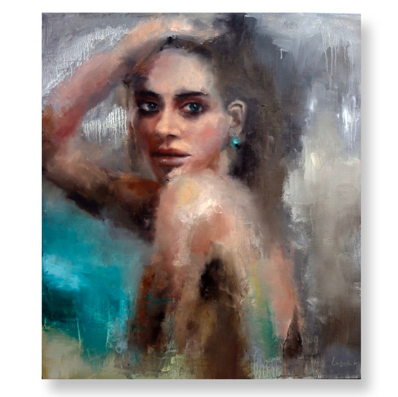 Puede incluir: Una pintura de una mujer con el pelo largo y casta&ntilde;o, que lleva un pendiente turquesa. La mujer mira directamente al espectador con una expresi&oacute;n suave. El fondo es una mezcla borrosa de gris, azul y verde.