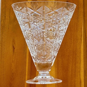Vintage Lead Crystal Fan Vase – Cut Glass Design 21.5cm | Diamond & Pinwheel Pattern | Elegant Flared Shape | Classic Crystal Decor