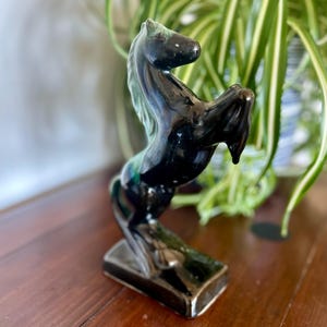 Vintage Blue Mountain Pottery Rearing Horse Grön Svart Glasyr Kanada