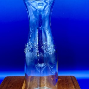 Vintage Glass Carafe with Embossed Grape Design – 1L Wine or Water Pitcher – Mid Century Kitchen or Barware – Rustic Farmhouse Decor