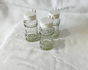 蓋付きの青、茶、緑のベルギー瓶 3 個。1970 年代のヴィンテージ