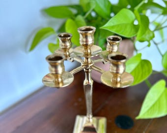 Candelabro vintage de latón de 5 luces, fabricado en Inglaterra.