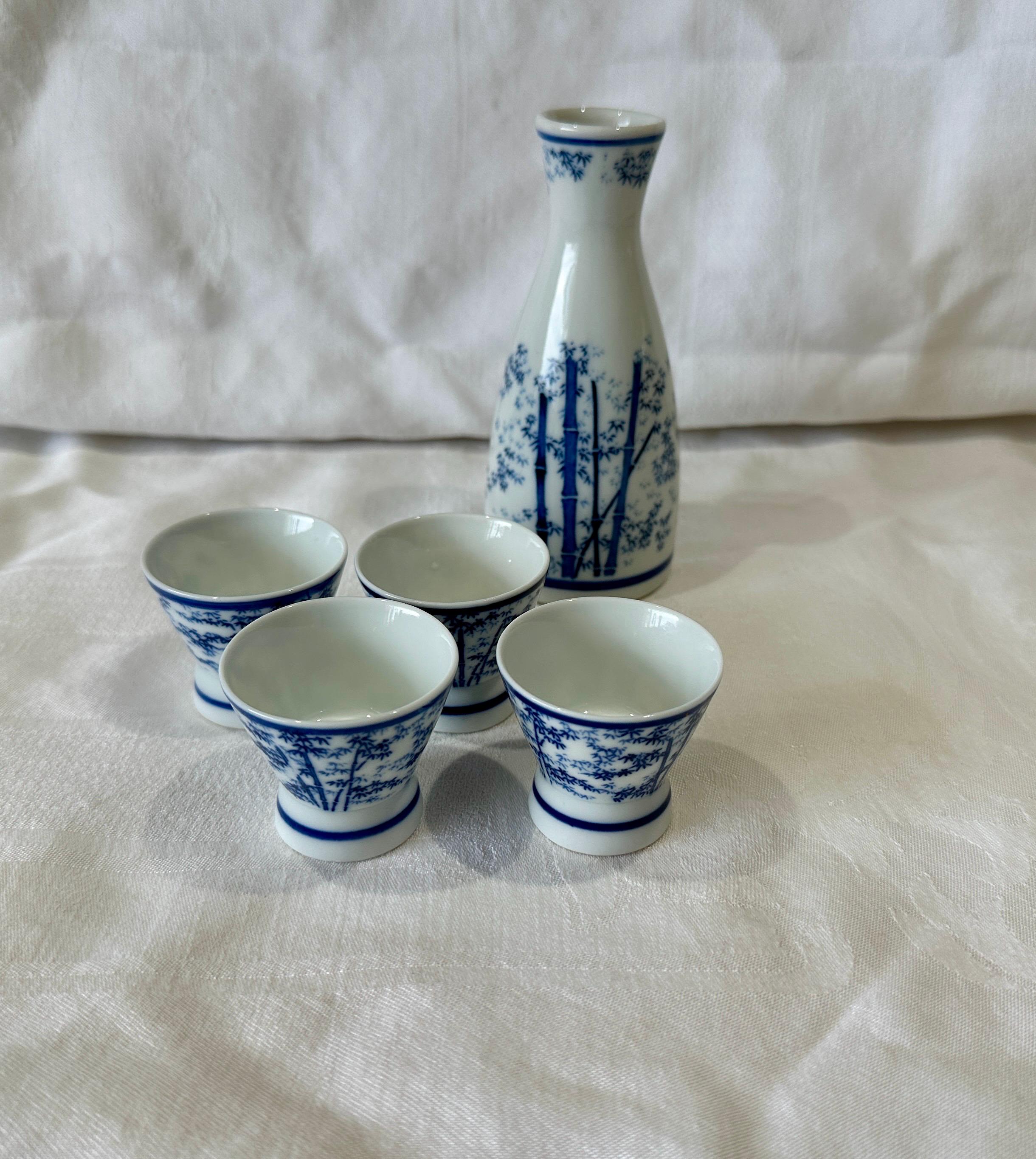オラソワ　ランチョン　朱砂、ヒムカ　セット Vintage Arita Porcelain Sake Set: Blue Bamboo Tokkuri & Ochoko