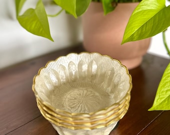 Juego de 4 cuencos vintage de concha de capiz con borde dorado y forma festoneada de perla.