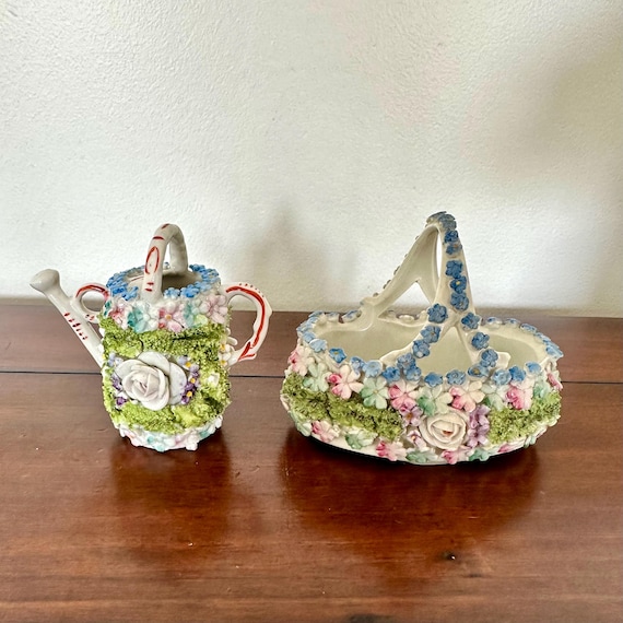 Antike deutsche Elfenware Gießkanne & Korb Porzellan Set