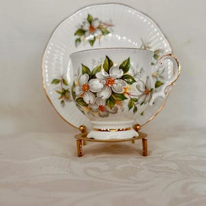 Elizabethan Dogwood Teacup & Saucer – Fine Bone China – Made in England – Vintage 1980s