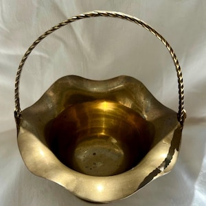 Vintage Brass Basket with Handle – Mid-Century Pedestal Bowl with Scalloped Edge, Solid Brass Decorative Storage or Candy Dish