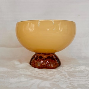 Hand-Blown Amber Glass Footed Bowl – Large Vintage Pedestal Dish – Mid Century Modern – 16 cm Wide – Unique Retro Glass Decor