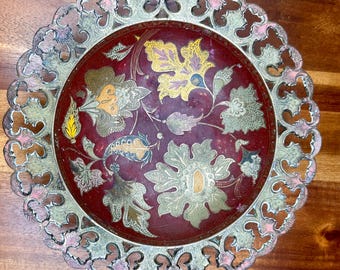 Stara mosiężna misa emaliowana: dekoracyjne naczynie z perforowanym rantem i kwiatowym wzorem