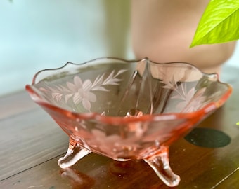 Bol de cristal rosa vintage de la época de la Gran Depresión con forma de Jubileo y patas grabadas con motivos florales.