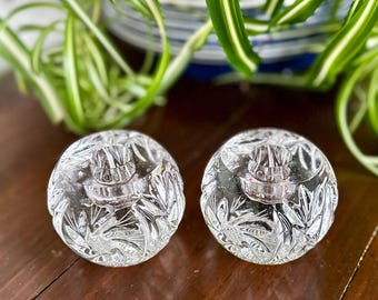 ヴィンテージ風の重厚なガラス製キャンドルホルダー2個セット、花柄カットスタイルの装飾