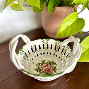 Cesta de cerámica calada vintage RCCL Portugal con diseño de acebo