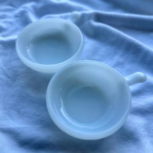2er Set Vintage Glasbake Milchglas Suppenschüsseln mit Griffen - Ofenfeste weiße Glaswaren - 14 Unzen Retro Kitchen Collectible