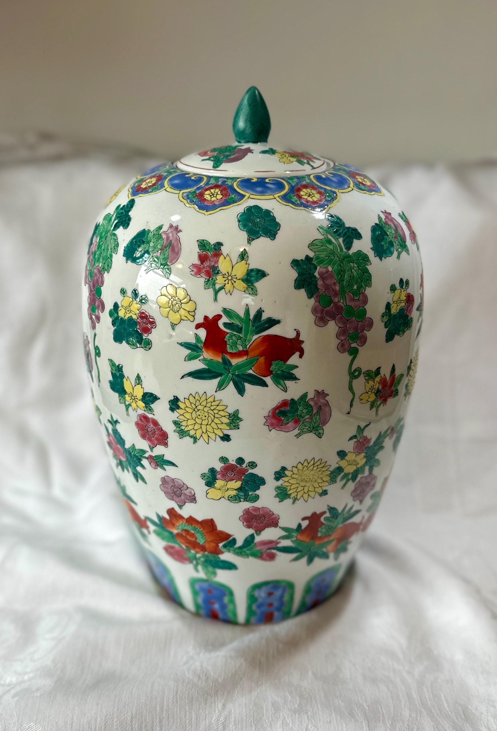 大きな手描きの中国製磁器蓋付き壺 | ファミーユ・ヴェールトスタイル