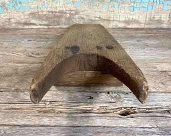 Antiguo sacabotas de madera hecho a mano, sacabotas primitivo para quitarse  los zapatos del vestíbulo